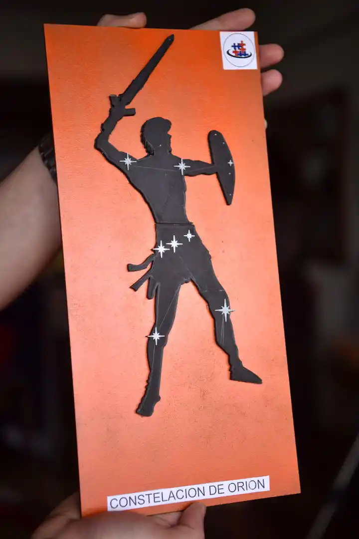 DOS PERSPECTIVAS. En esta maqueta se muestra la disposición de las estrellas en la constelación de Orión.