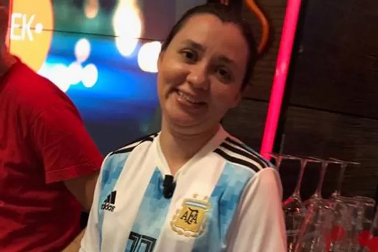 Natalia Díaz Romero, alentando a la Selección de fútbol desde Holanda, en el último Mundial.