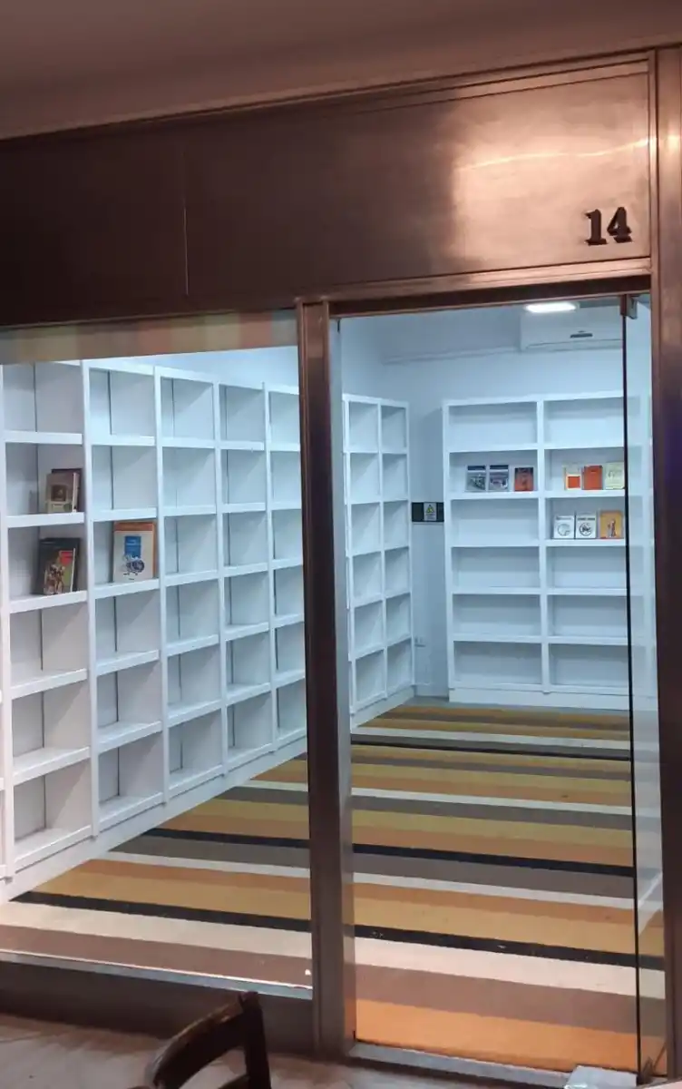 En la Galería Mendoza podrás elegir un libro, sentarte a leer o llevártelo gratis