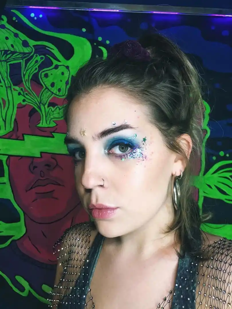 EN EL FESTIVAL RADAR. Make-up hecho por Ana Lucía Troncoso en compañía de Éclat Glitter Tucumán. 