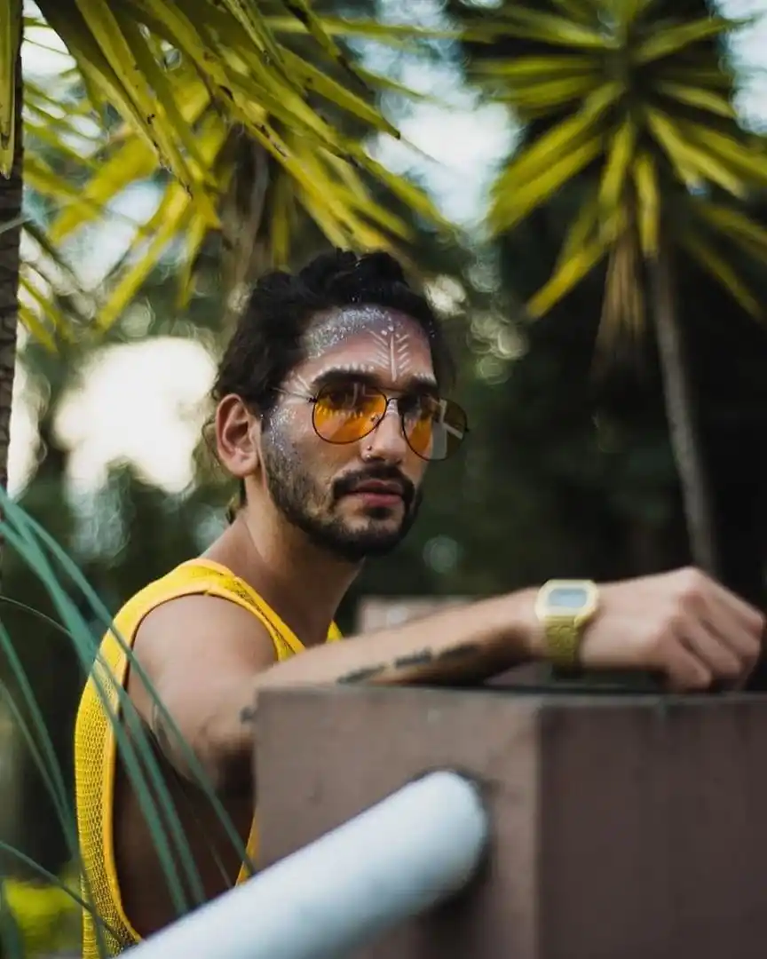 FESTIVAL VIBES. Facundo Haustein luciendo una creación de Milagros Gallardo (@wunder.makeup). @eclat.glitter.tuc