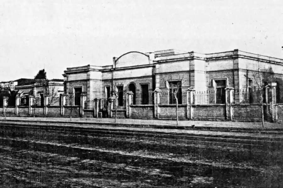 EL VIEJO EDIFICIO DE AVENIDA SARMIENTO EN 1916. Aquella edificación, que se inauguró el 14 de mayo de 1898, funcionó en aquel lugar hasta 1959. El hospital estuvo en manos de la Sociedad de beneficencia hasta que le fue expropiado el primero de junio de 1948. 