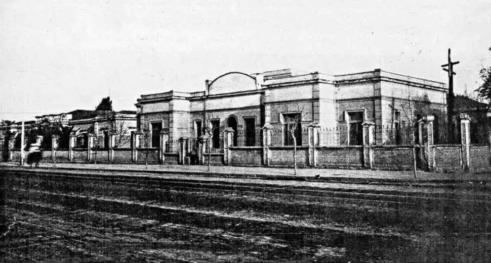 EL VIEJO EDIFICIO DE AVENIDA SARMIENTO EN 1916. Aquella edificación, que se inauguró el 14 de mayo de 1898, funcionó en aquel lugar hasta 1959. El hospital estuvo en manos de la Sociedad de beneficencia hasta que le fue expropiado el primero de junio de 1948. 