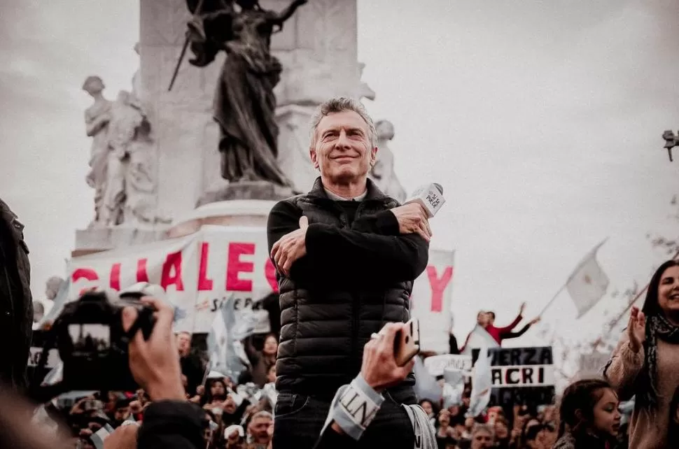 ENTRE RÍOS. El presidente Macri arenga a los ciudadanos de Paraná que se movilizaron en la marcha “sí, se puede”. twitter @RickyBohl 