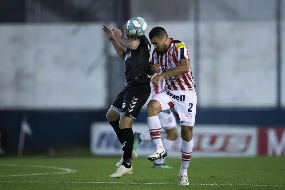 UN RELOJITO. Abel Luciatti volvió a mostrar una tarea regular en el fondo. San Martín jugó bien y consiguió su segunda victoria seguida fuera de La Ciudadela. foto de matías nápoli escalero (especial para la gaceta)