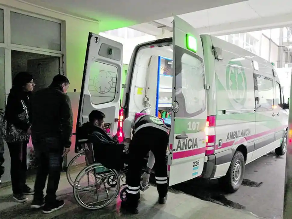 EN AMBULANCIA. El joven Juan Varela fue trasladado ayer a la capital jujeña. la gaceta / foto de luis duarte 