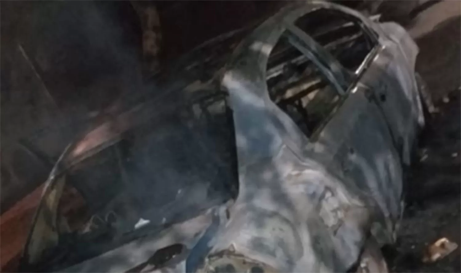 El vehículo en el que los ladrones se dieron a la fuga fue quemado y abandonado. 