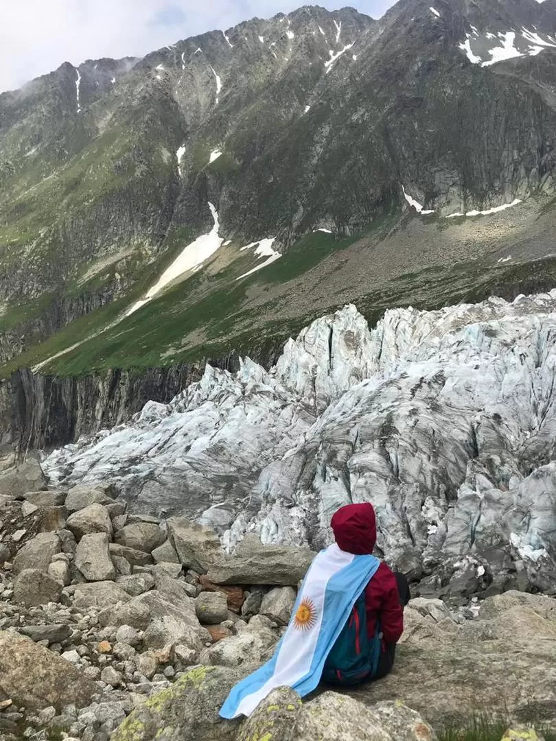 CON LA BANDERA ARGENTINA. Solana Orio, en uno de los glaciares de Mont Blanc, donde vive. 