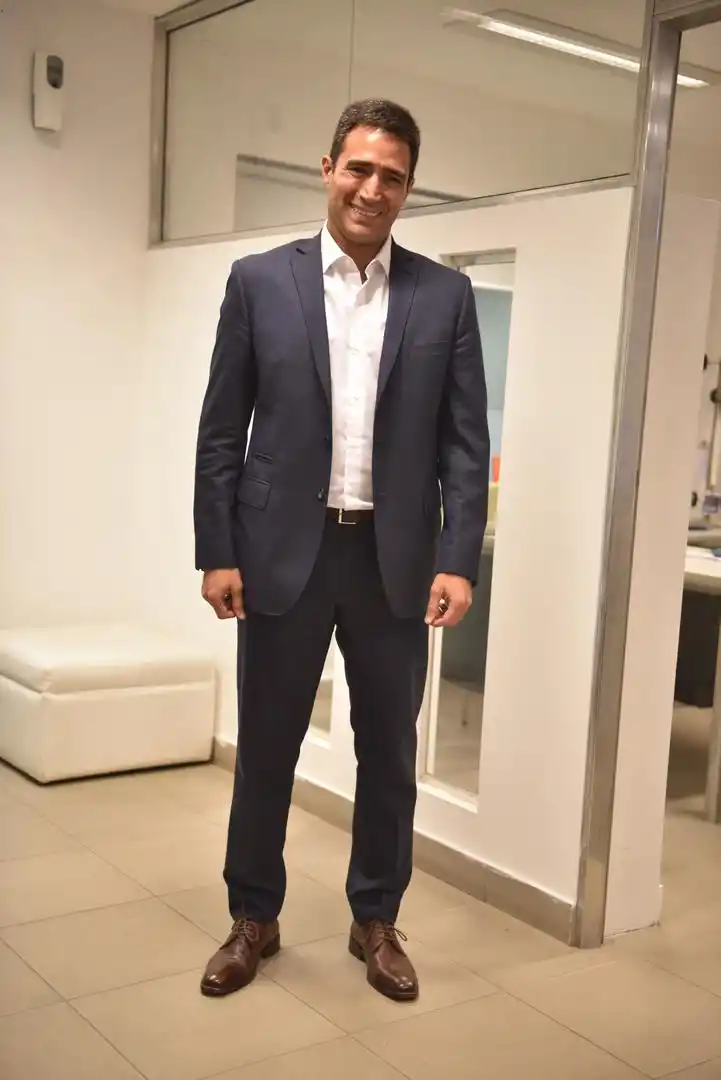 Silvio Bellomio apostó a la tendencia “slim-fit”, combinando azul con marrón.  