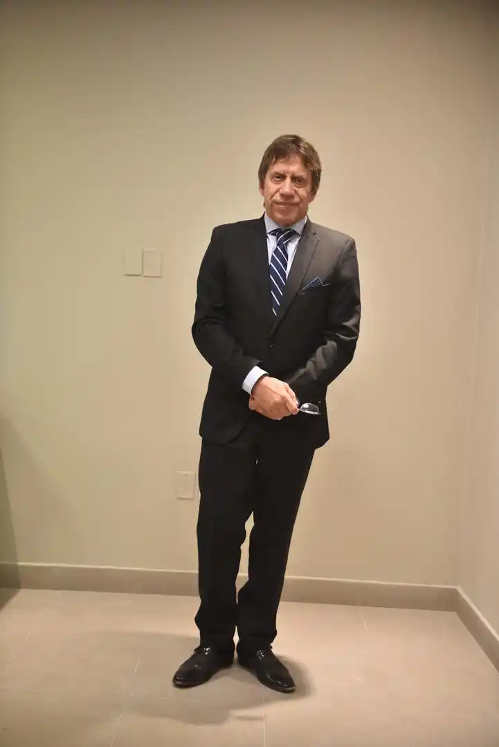 Ricardo Bussi no se salió de su formalidad, ni con la elección de los accesorios.  