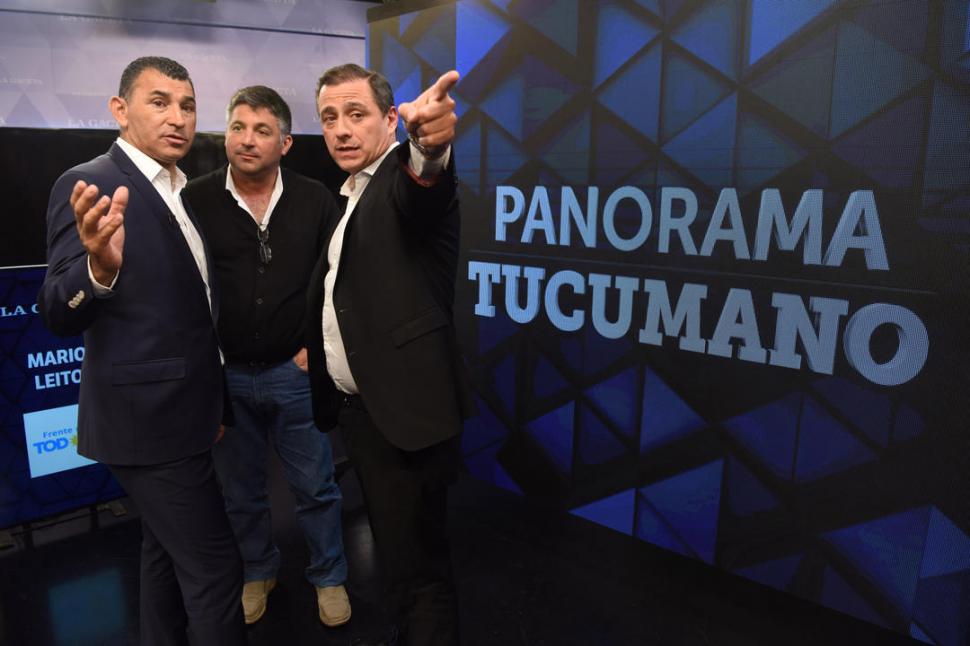 EN LA PAUSA. Amaya habla con Cano, su ex compañero de fórmula en 2015 (derecha); y Leito lo hace con “Nacho” Golobisky y Mariano Garmendia.