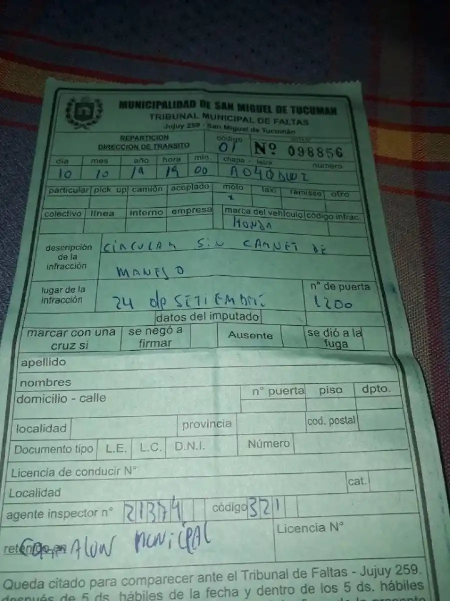 La mujer compartió la foto del acta de infracción que le hicieron.