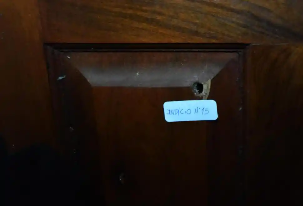 IMPACTO. Los asaltantes realizaron disparos en el interior de la casa. 