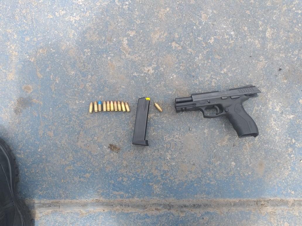 La pistola 9mm con los proyectiles extraídos del cargador y de la recámara. 