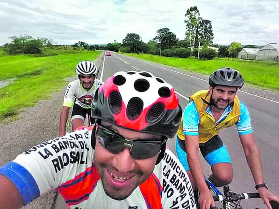 ALTERNATIVA. Iván Villagra, Guido Matteucci y Pablo Sotelo entrenan diariamente en la ruta que va   a Las Cejas.   