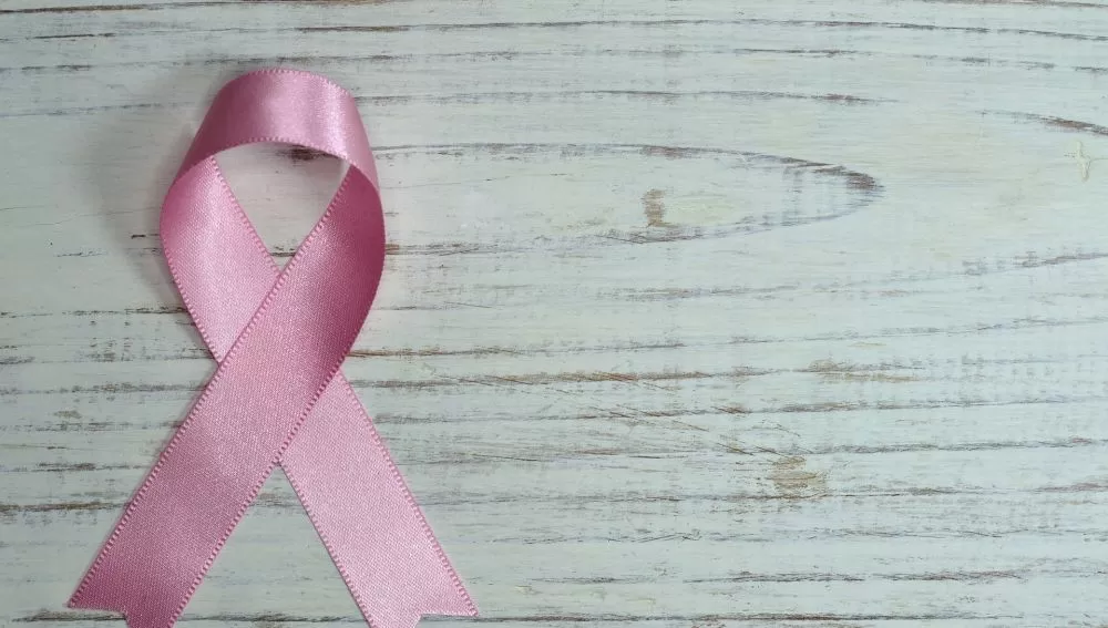 Lazo rosa contra el cáncer de mama. Foto de Pixabay
