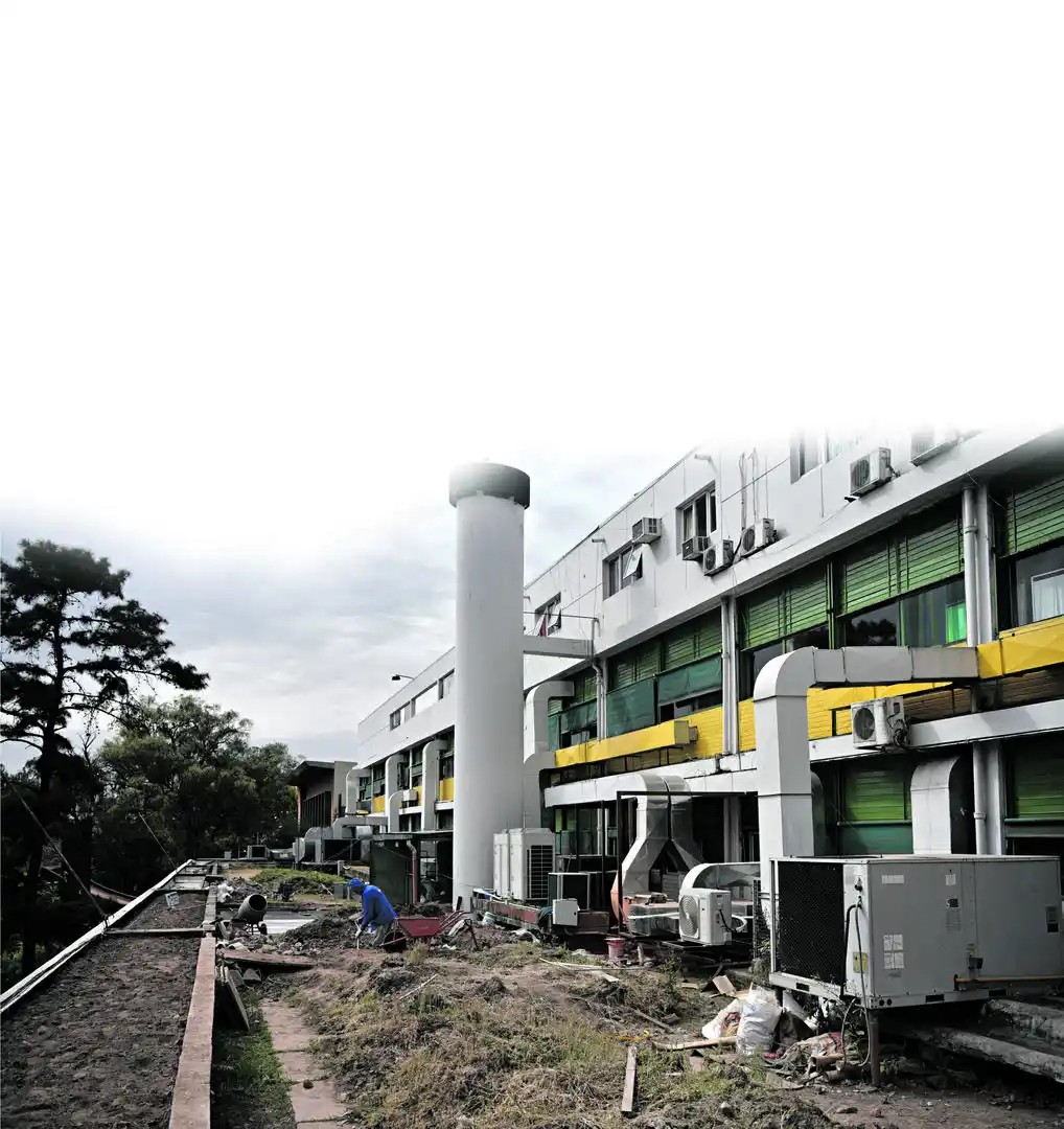  La terraza jardín del Hospital, hoy en plena restauración. Fue una de las técnicas favoritas de Sacriste: reduce el calor, uno de los grandes problemas que debía afrontar en Tucumán. Además, este ambiente exterior ofrece un lugar de descanso y le presta al hospital continuidad con relación a las plazas exteriores.