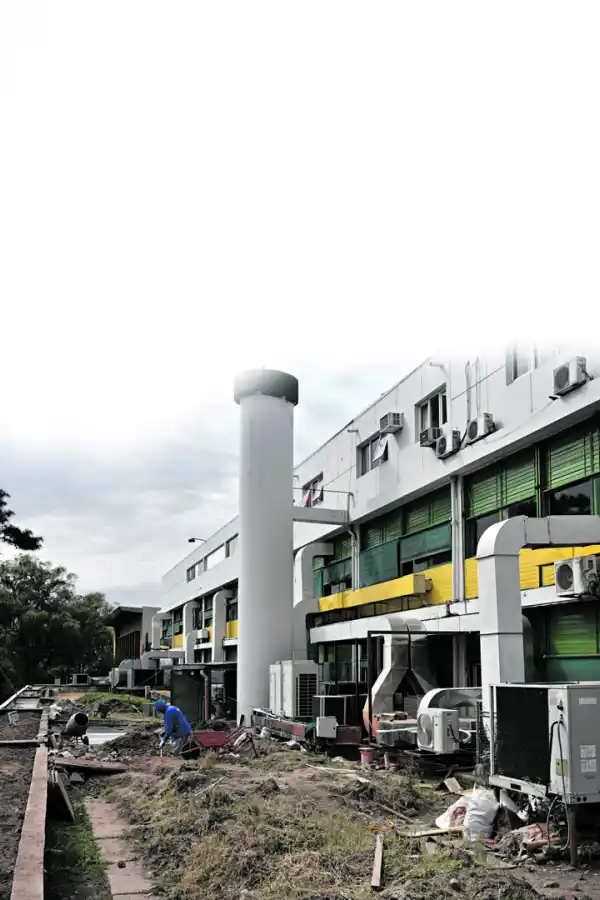 La terraza jardín del Hospital, hoy en plena restauración. Fue una de las técnicas favoritas de Sacriste: reduce el calor, uno de los grandes problemas que debía afrontar en Tucumán. Además, este ambiente exterior ofrece un lugar de descanso y le presta al hospital continuidad con relación a las plazas exteriores.