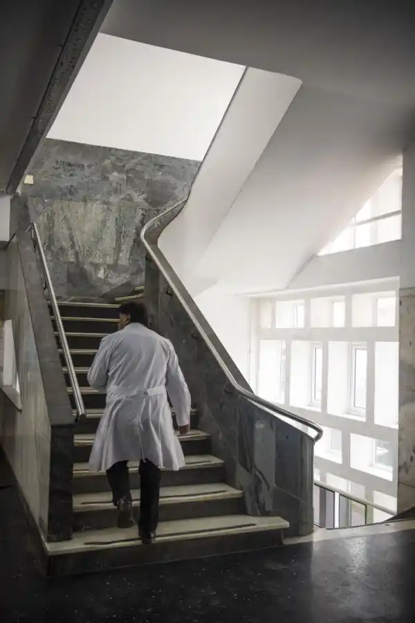  Las escaleras que permiten acceder a las plantas superiores del hospital. La posición de las ventanas permite la iluminación natural del edificio, un rasgo propio del movimiento moderno