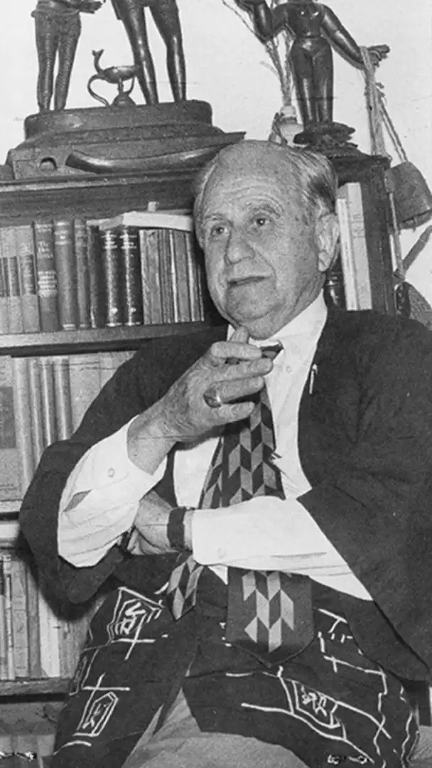 1. Sacriste recibe un reconocimiento a su labor de manos del maestro Zaraspe, con la presencia de su discípulo César Pelli. Su emoción se extendió hasta las lágrimas (1993).