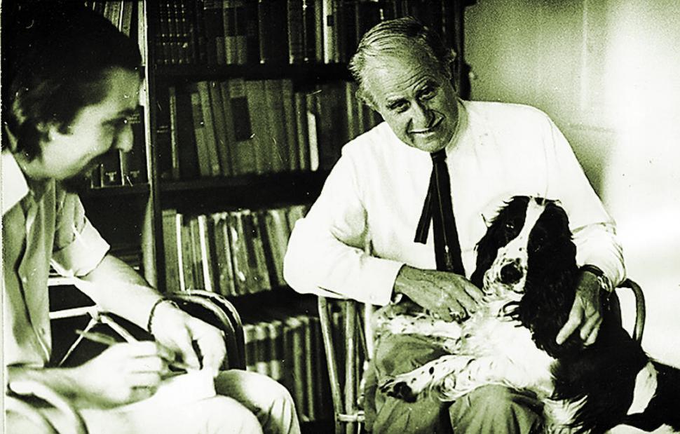2. Sacriste y su perro posan en la biblioteca de su casa (1971). A la derecha, durante una entrevista en la que criticó la ya desordenada expansión de Tucumán (1977).