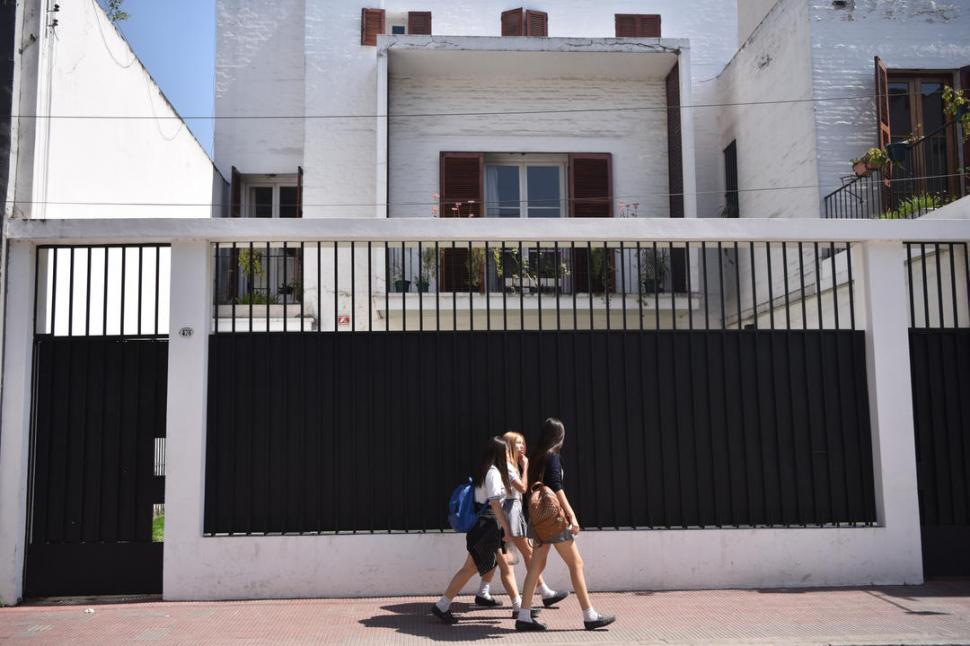 La casa Terán Etchecopar, ubicada en 25 de Mayo al 400, fue construida entre 1936 y 1939. Fue la primera que hizo Sacriste en Tucumán.
