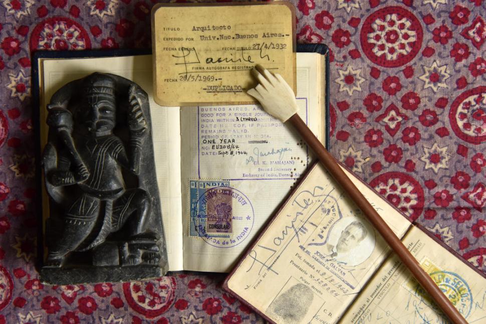 Cómo obsequio de un viaje a la India, Sacriste le regaló a Julio Middagh una estatua de piedra. Además, su amigo se quedó con los pasaportes y las credenciales del arquitecto. De fondo, el pañuelo que usaba el “maestro” en algunas reuniones.
