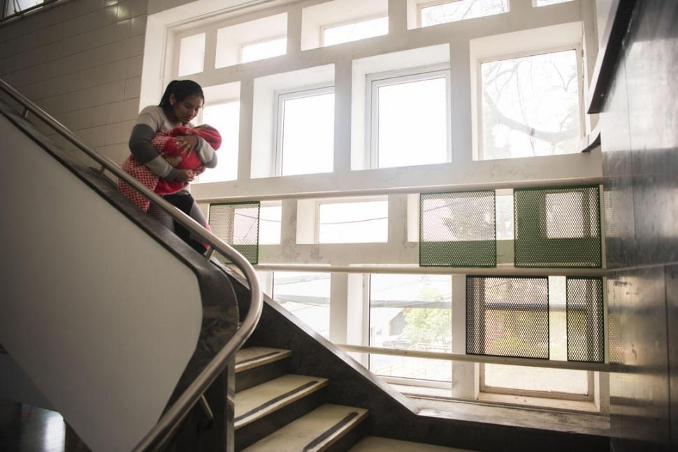  Las escaleras que permiten acceder a las plantas superiores del hospital. La posición de las ventanas permite la iluminación natural del edificio, un rasgo propio del movimiento moderno