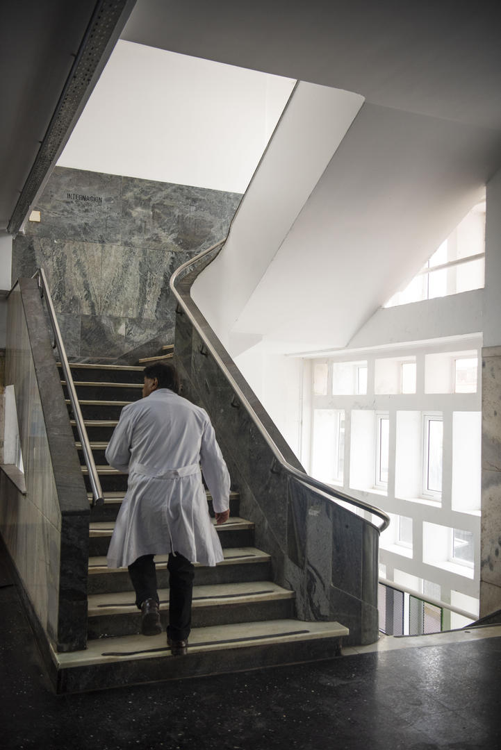  Las escaleras que permiten acceder a las plantas superiores del hospital. La posición de las ventanas permite la iluminación natural del edificio, un rasgo propio del movimiento moderno