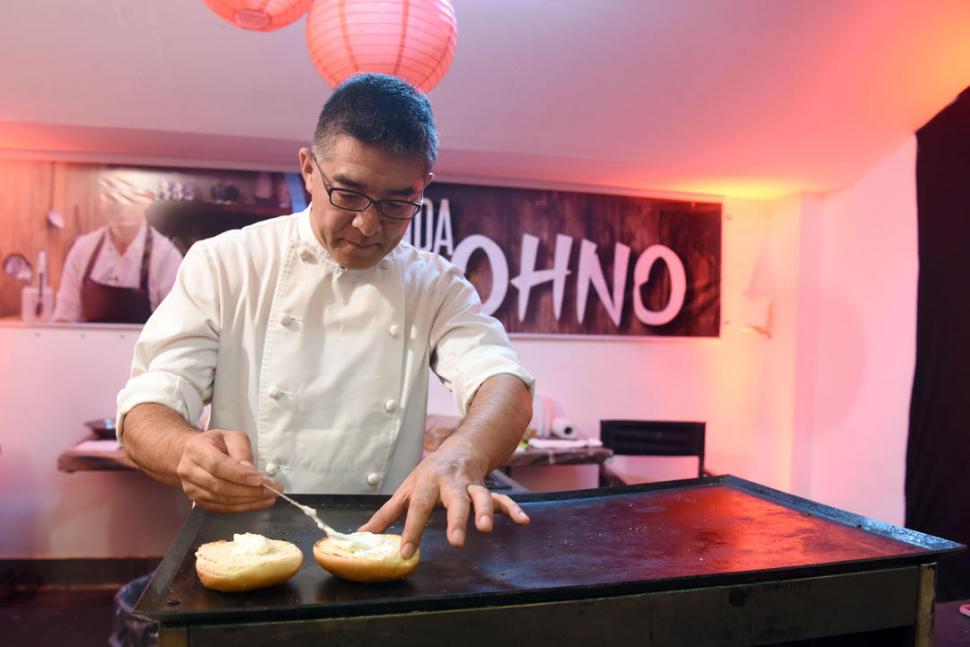 FUSIÓN. El cocinero japonés Takehiro Ohno prepara una hamburguesa atípica.