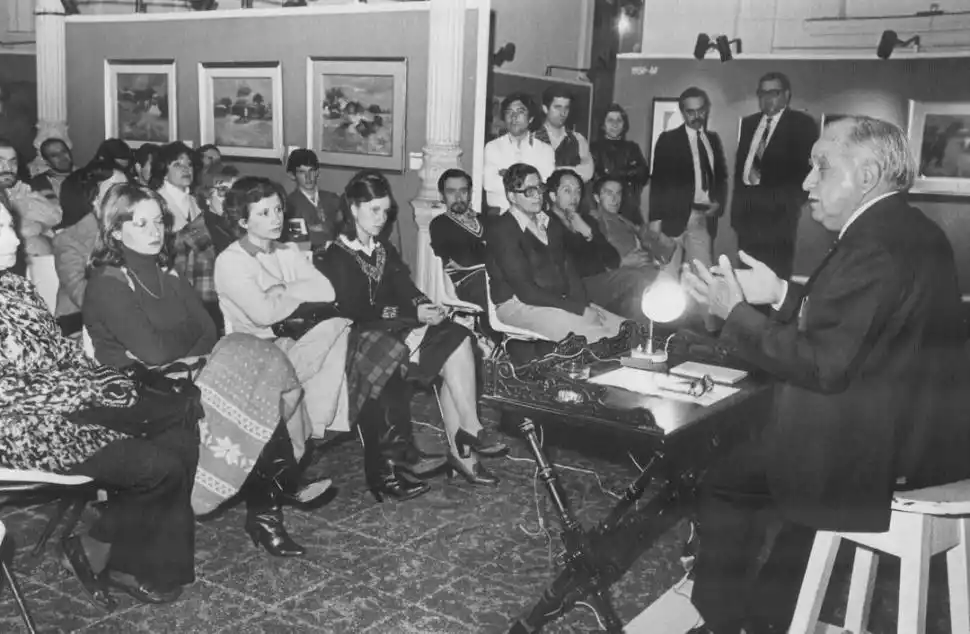 4. Sacriste y un grupo de oyentes durante la charla “La India que yo viví” (1982). Enseñó en ese país después de que el Gobierno de Perón intervino la UNT.