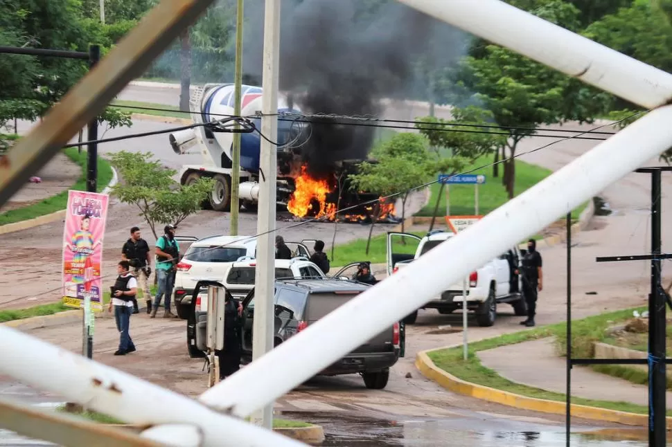 CIUDAD TOMADA. Los accesos a la ciudad de Culiacán fueron bloqueados con vehículos en llamas. REUTERS