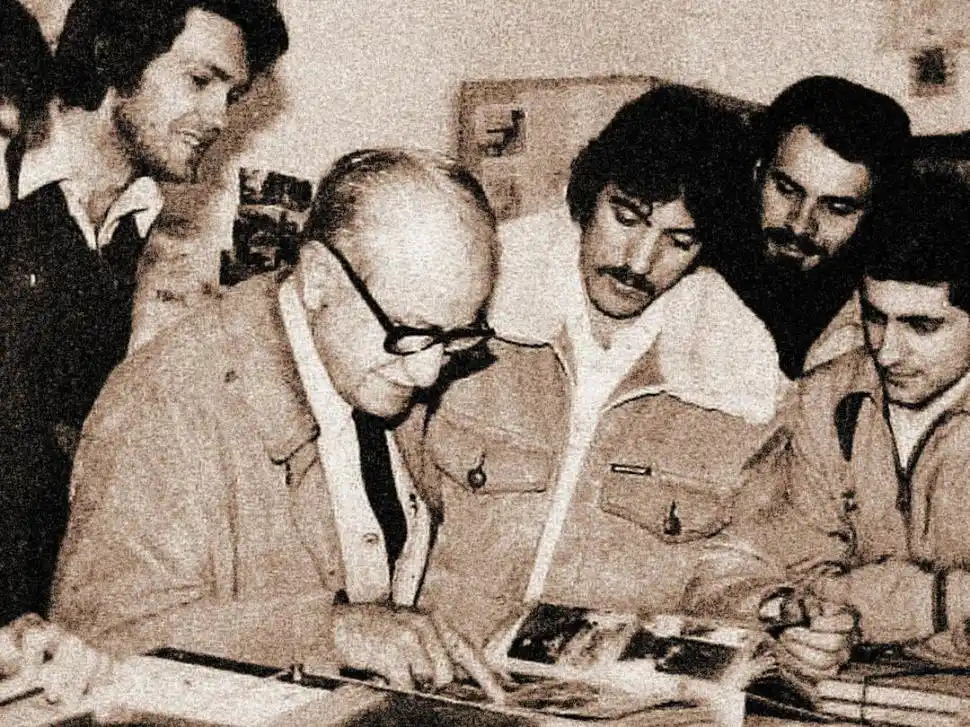 3.  Sacriste en la Facultad de Arquitectura junto a sus alumnos. Fue un profesor brillante, ocupado en transmitir su experiencia y no en repetir la retórica de la arquitectura.