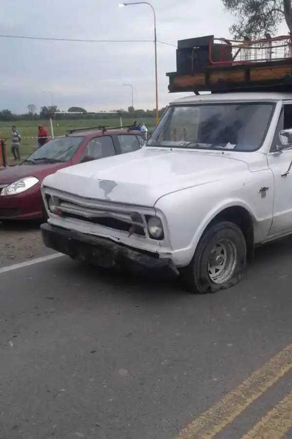 EN LA RUTA. Dos camionetas participaron de manera directa en el accidente mortal. 