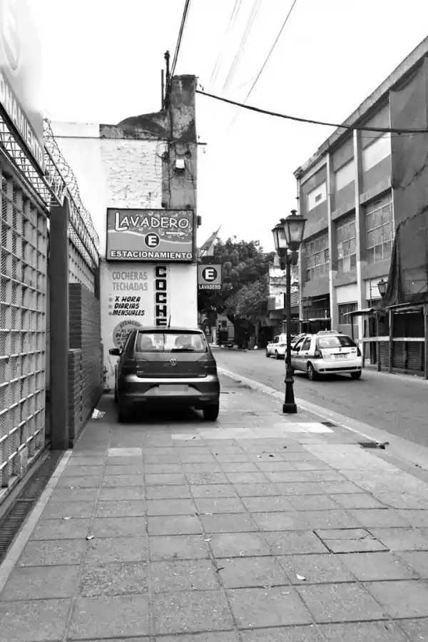 Hace 10 días que una parada de colectivos está a oscuras en San Pablo