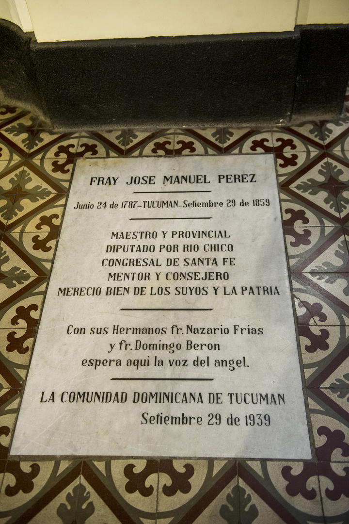 LA TUMBA. A la izquierda del altar mayor, de Santo Domingo, una lápida señala la tumba de los sacerdotes José Manuel Pérez, Nazario Frías y Domingo Berón.