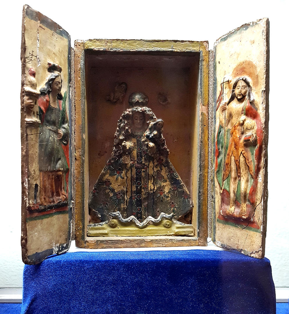 ANTIGUA HORNACINA. Con las imágenes de la Virgen del Rosario de Pomata y las de San Juan Bautista y Santa Bárbara, perteneció al padre Pérez.