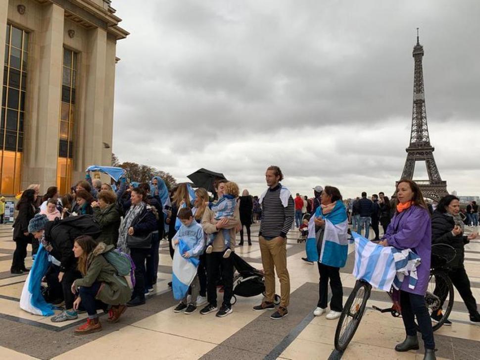 EN PARIS. Los argentinos marcharon a pesar de la lluvia. 