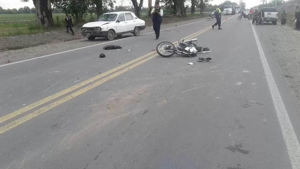 EN EL ASFALTO. Las dos víctimas mortales se movilizaban en una motocicleta.  