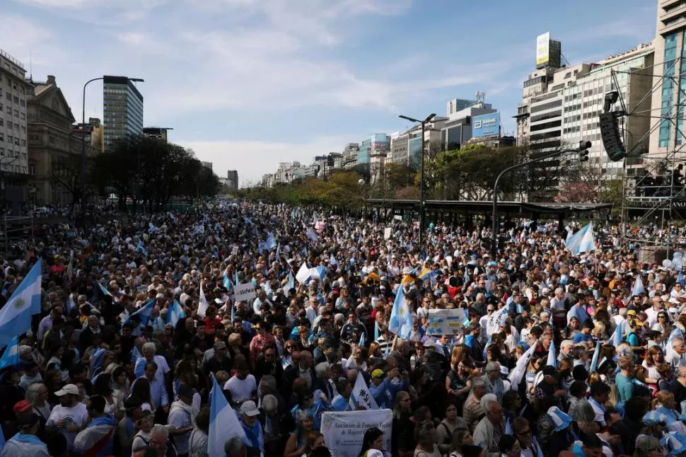 EN LA ZONA DEL OBELISCO. La marcha del “sí, se puede” en el corazón de la Ciudad de Buenos Aires se replicó en ciudades del interior del país, como San Miguel de Tucumán, Mendoza, San Luis y Bahía Blanca. Reuters
