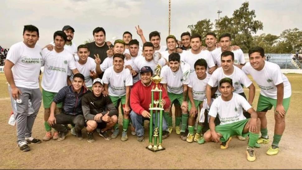 CON EL TROFEO. Todo el plantel de Juventud con el premio de campeón.  