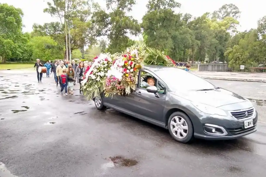 EN EL CEMENTERIO. Música y danza en el último adiós al cantante.