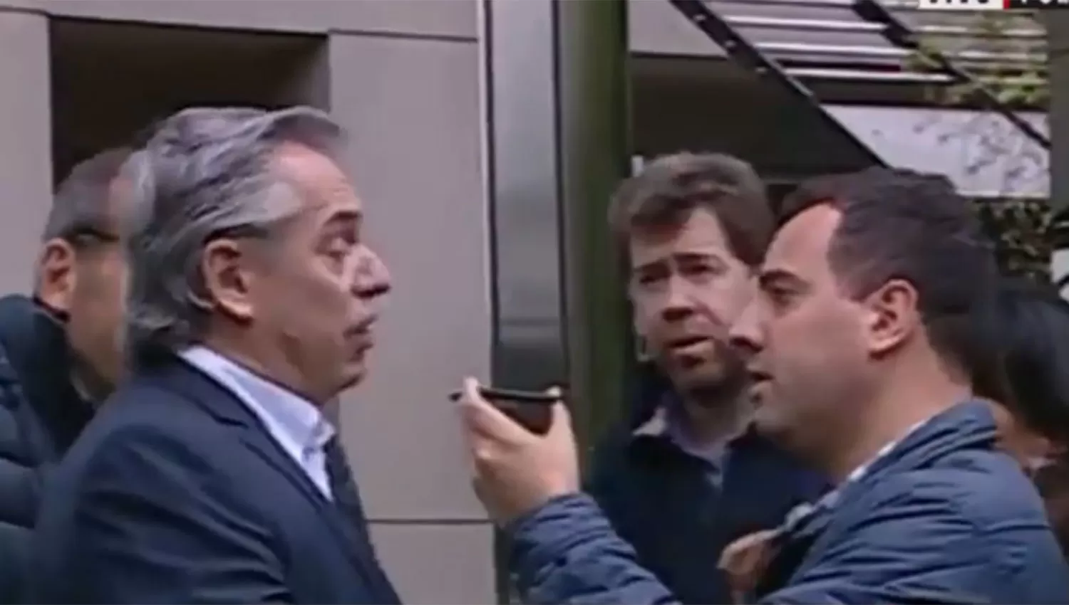 Fernández se quedó hablando con el periodista con el que mantuvo un cruce. 