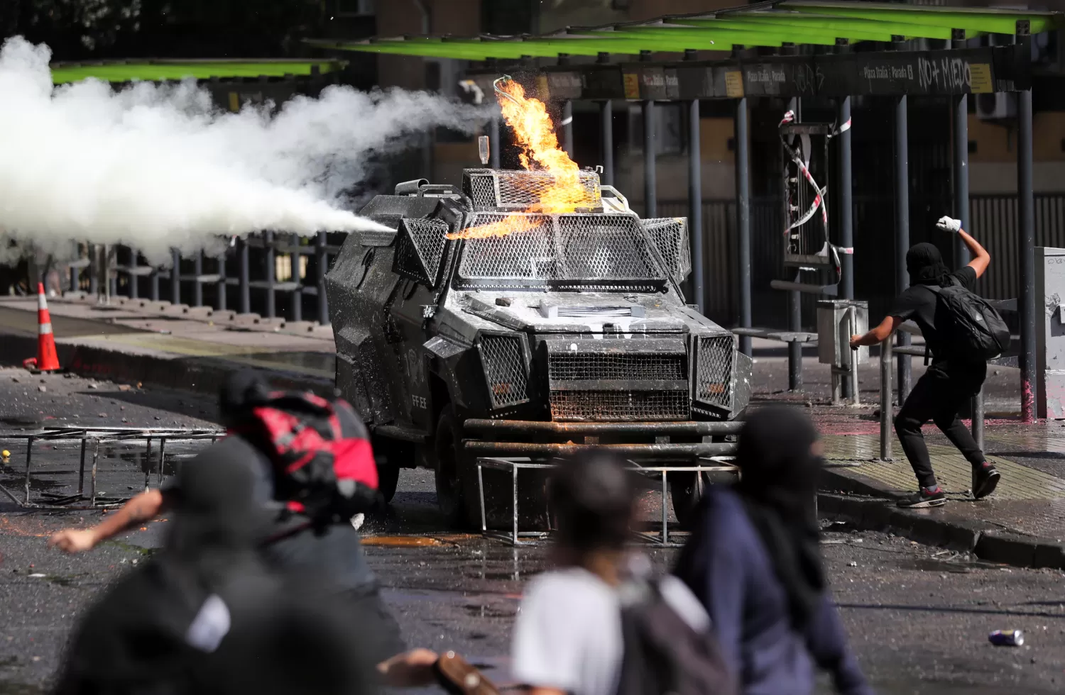 Los grupos más radicalizados enfrentaron hoy a los militares en las calles de Santiago.