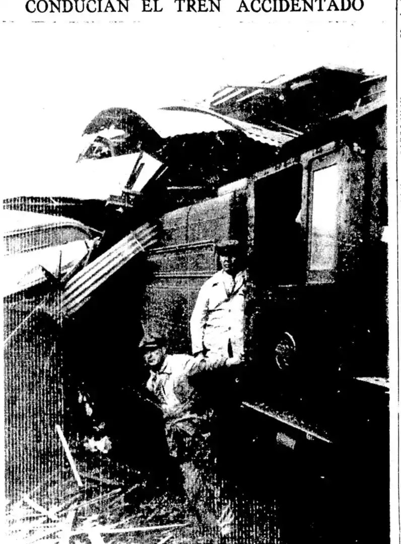 TREN DESTRUIDO. El maquinista y el foguista bajan del convoy tras una inspeccion posterior al choque.  