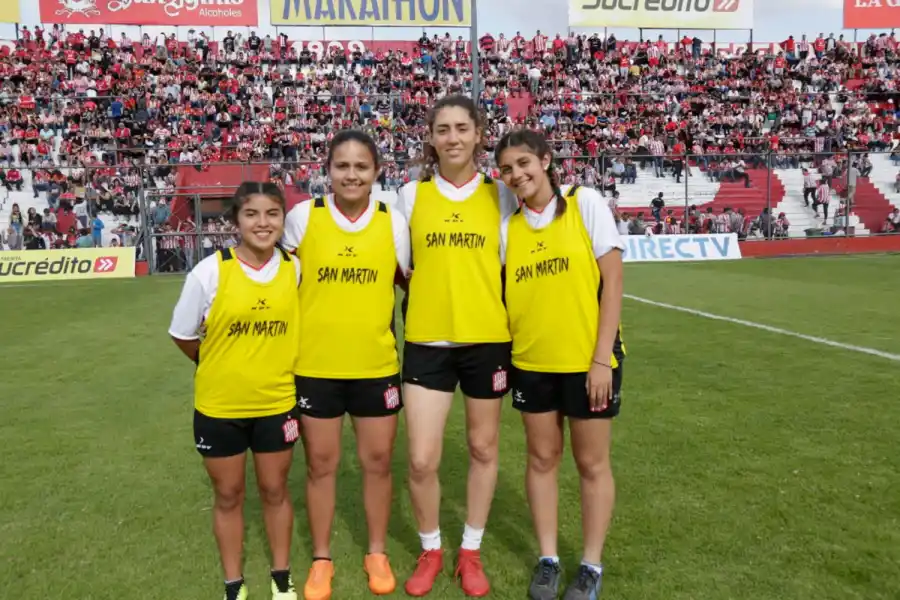 ALCANZAPELOTAS. Las chicas de inferiores se desempeñan como ayudantes en La Ciudadela.
