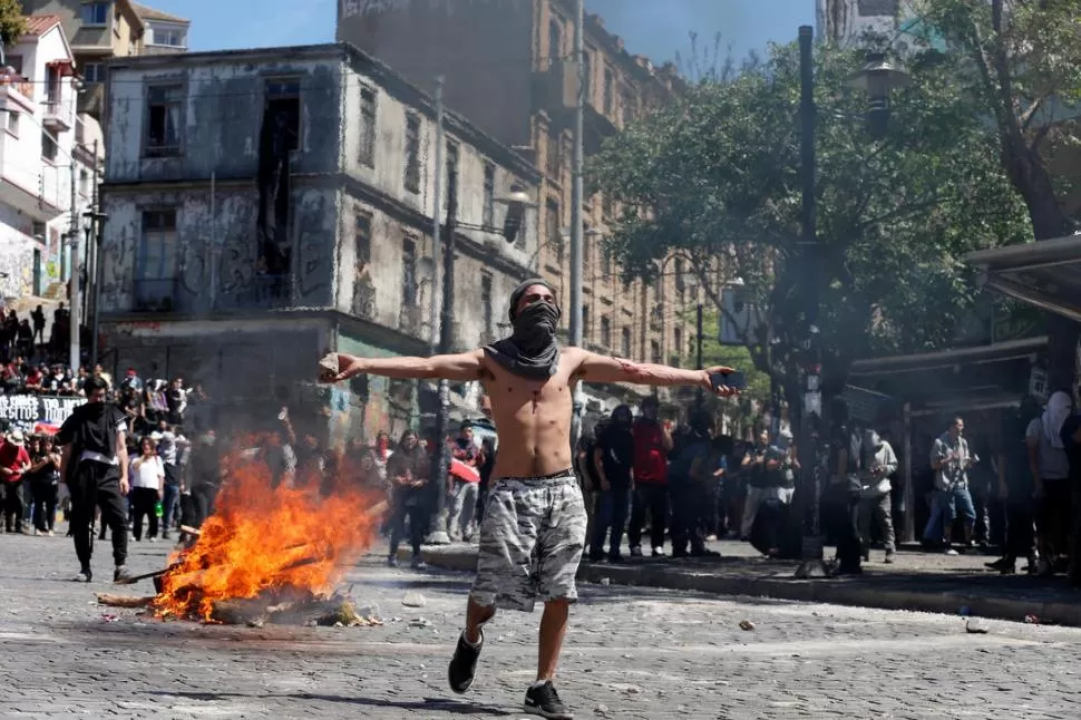 MAÑANA AGITADA. En Valparaíso, los manifestantes volvieron a enfrentar a las fuerzas policiales, en su rechazo al plan económico del gobierno.  reuters 