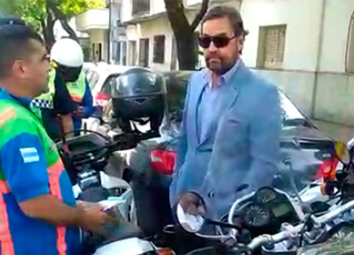 ACUDIÓ AL LLAMADO DE SU HIJO. Brodersen se presentó en el lugar del hecho.