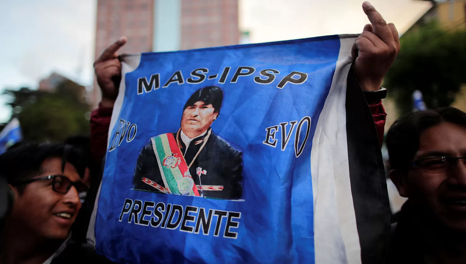 Grupos de manifestantes marcharon a favor de Morales. REUTERS