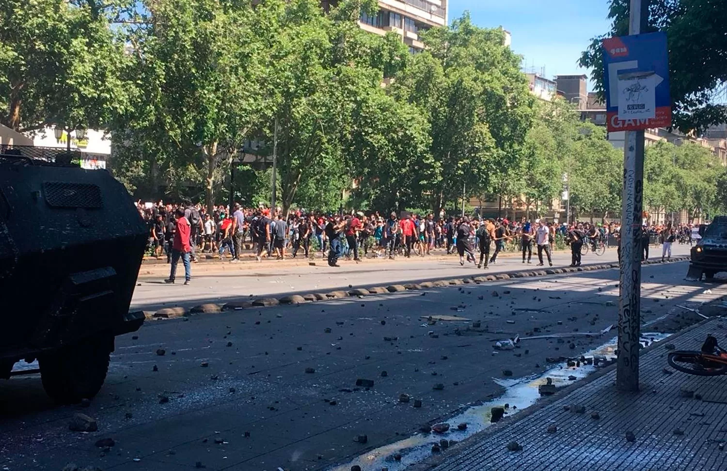 Los chilenos marcharon en Santiago contra el toque de queda y la represión